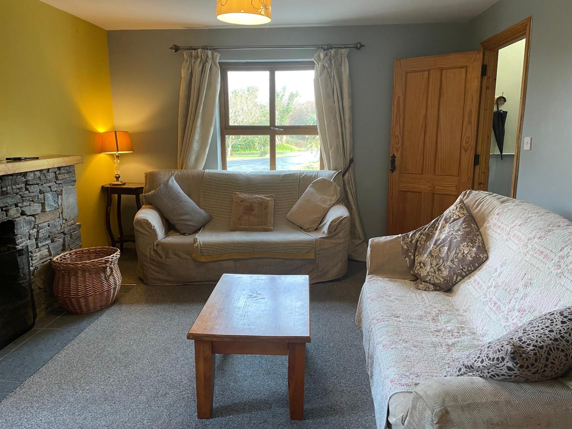 Letterfrack Farm Cottage In Village On A Farm Beside Connemara National Park Extérieur photo